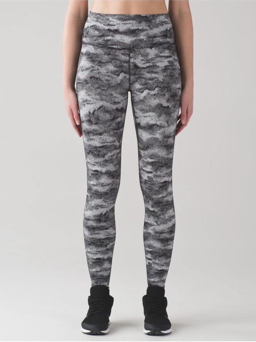 Lululemon Wunder Under Hi-Rise Tight
Luon Hazy Days Black White Size 6